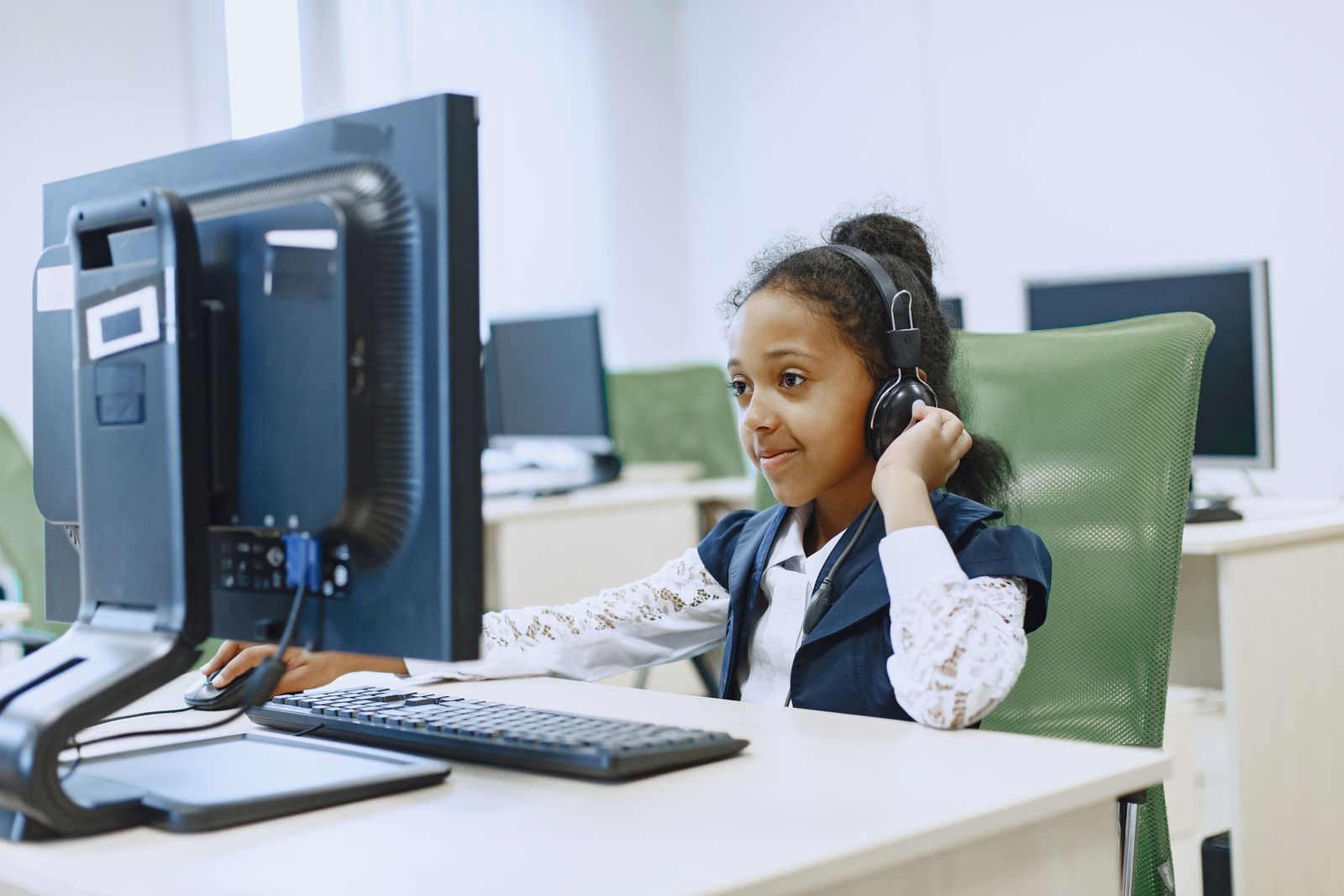 Enfant en cours d'informatique et d'anglais chez AMBIZ à Abidjan
