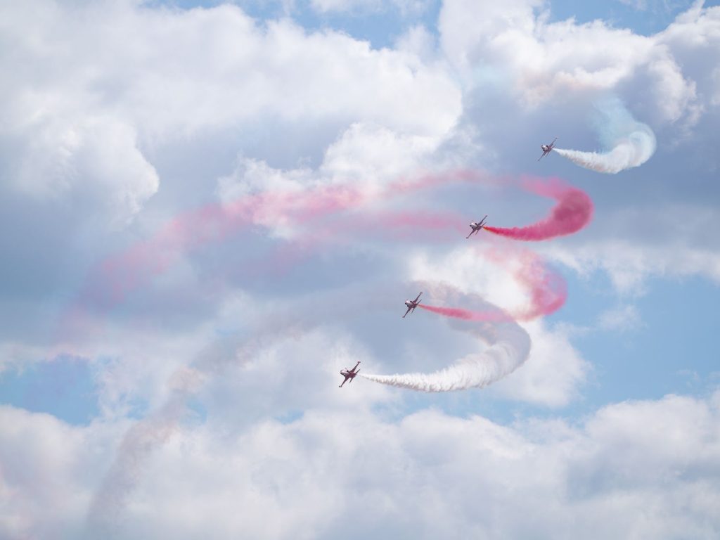 Des avions acrobatiques se produisent dans le ciel dégagé au-dessus d'Istanbul, Türkiye, laissant des traînées de fumée colorées.