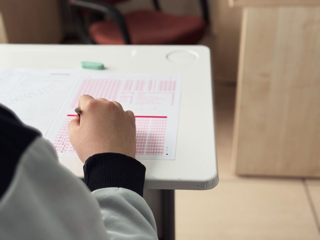 Gros plan d'un étudiant répondant à un test dans un environnement de classe.