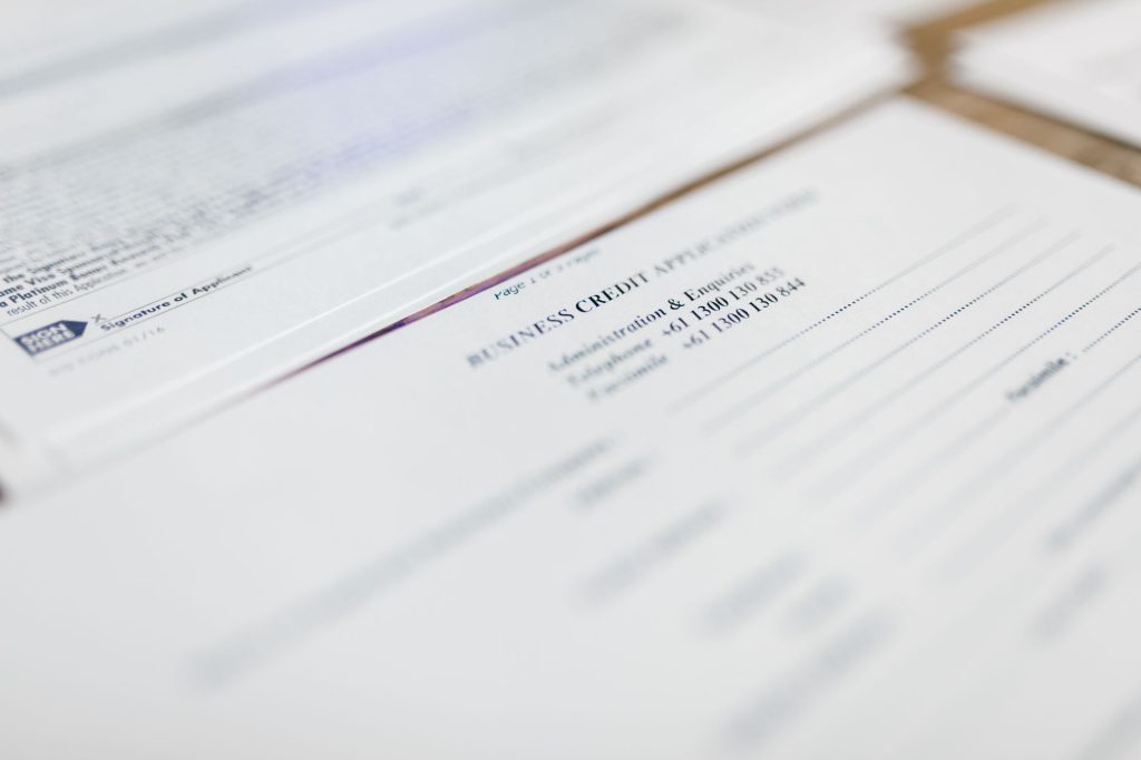 Image centrée sur des documents de demande de crédit d'entreprise, idéale pour des thèmes financiers.