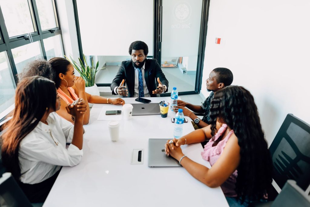 L'équipe de l'entreprise a participé à une réunion d'affaires collaborative dans un bureau moderne à Lagos, au Nigéria.