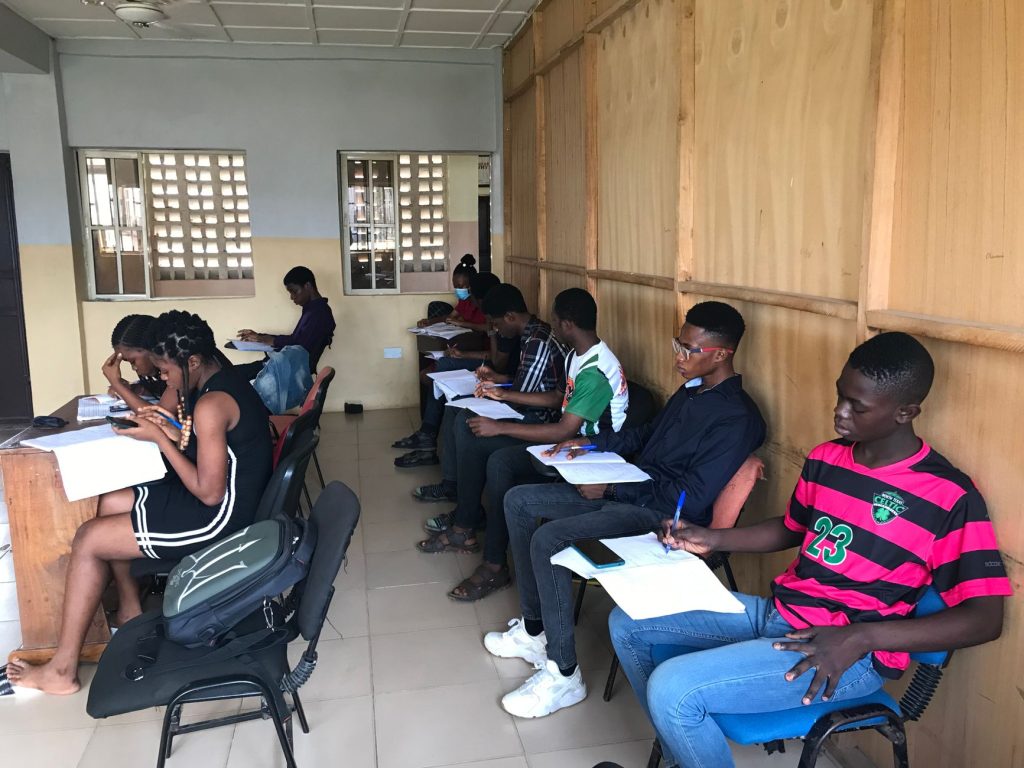 Photos gratuites de à l'intérieur, académique, activité scolaire