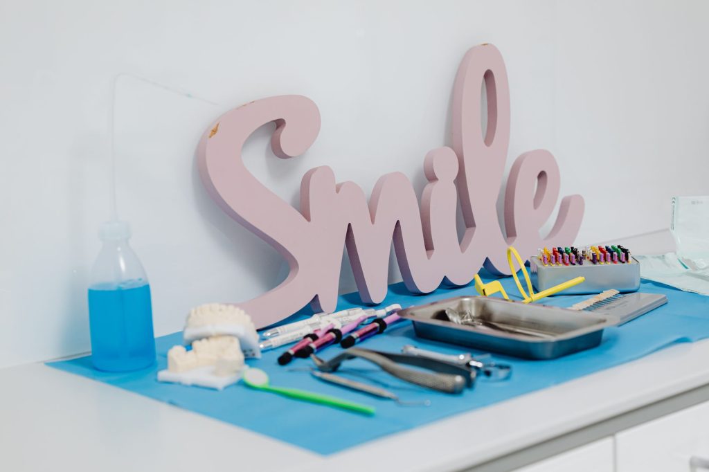 Photos gratuites de assistante dentaire, brosse à dents, bureau de dentiste