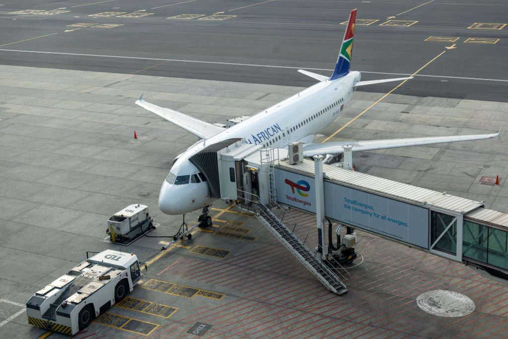 Un avion de South African Airways s'est amarré à la porte d'embarquement de l'aéroport, la passerelle passagers étant connectée.
