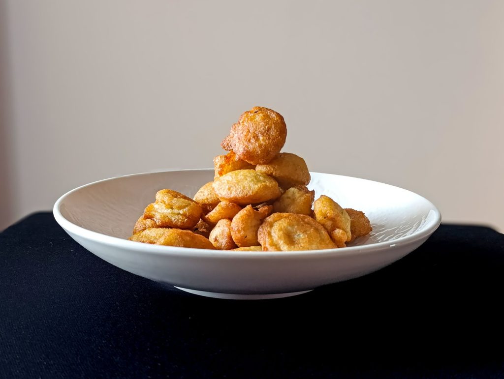 Une assiette d'Akara fraîchement frit, une délicatesse ouest-africaine, servie à l'intérieur