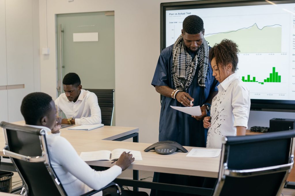 Une équipe diversifiée de professionnels collabore à l'analyse des données dans un bureau moderne.